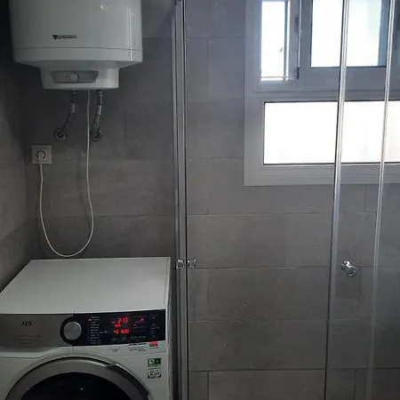 Feel At At Tamara - Two Steps To The Pool トレモリノス